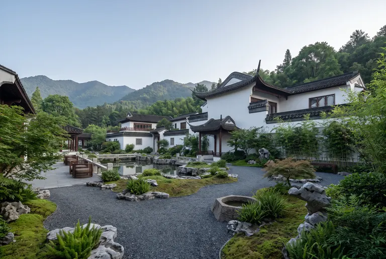 以大师级苏派园林白日摄影标准创作，保留图 1 中式宅院建筑与水系庭院的完整结构，参照图 2 的清幽山林色调与枯山水配景，在庭院路径与水系边缘添置形态各异的太湖石