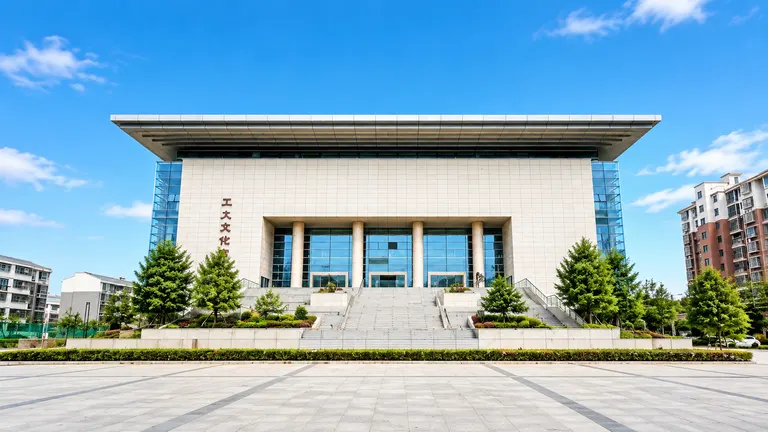保留工人文化宫主体建筑及周边环境，在图中黄色区域内种植常绿景观树，翻新建筑外立面瓷砖与前景台阶地砖，将画面调整为高清质感，天空澄澈湛蓝，建筑细节清晰明亮，整体色